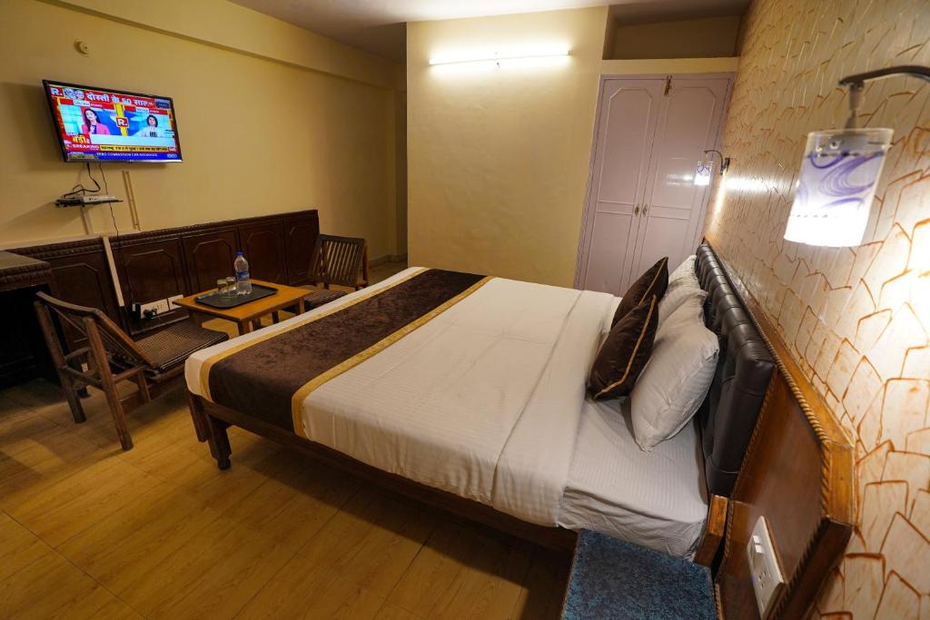 TV a/nebo společenská místnost v ubytování Hotel Atithi Mall Road