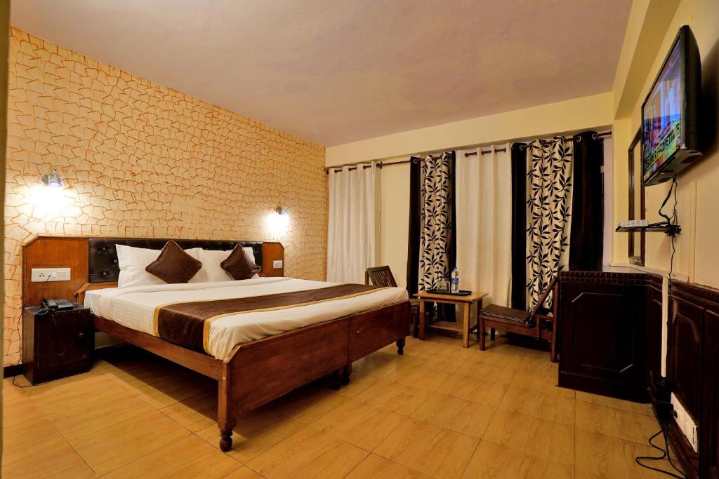 Postel nebo postele na pokoji v ubytování Hotel Atithi Mall Road