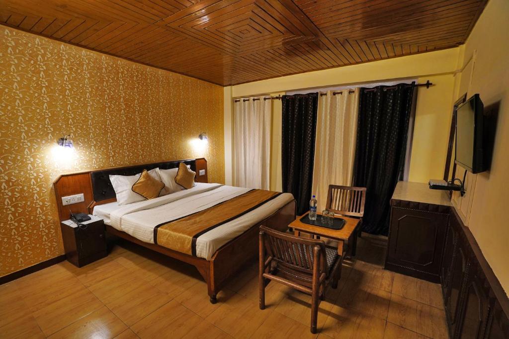 Postel nebo postele na pokoji v ubytování Hotel Atithi Mall Road