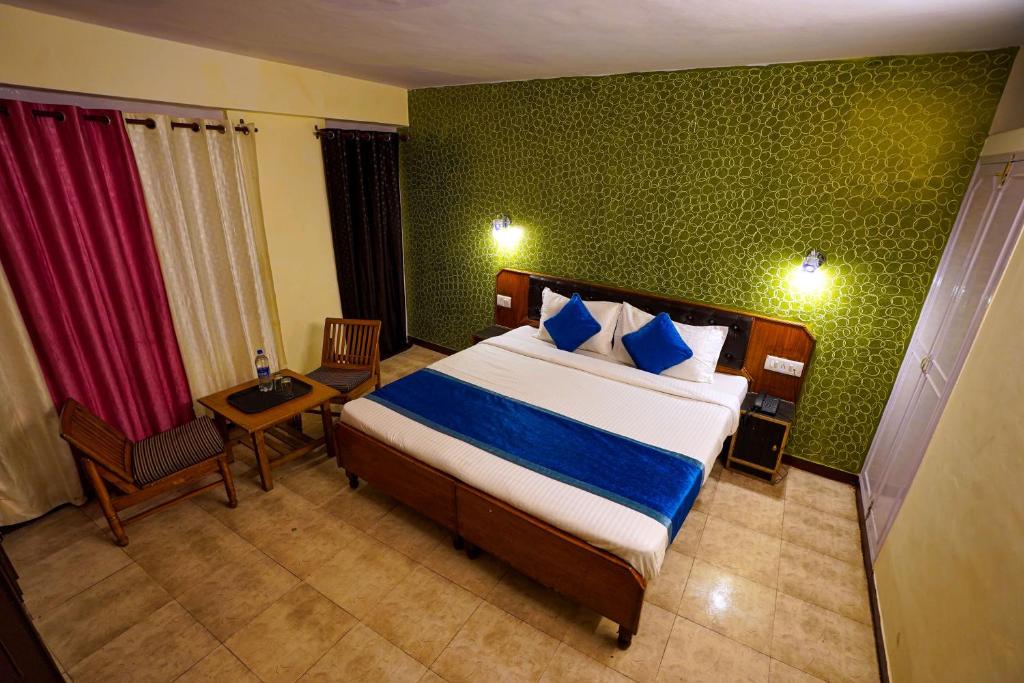 Postel nebo postele na pokoji v ubytování Hotel Atithi Mall Road