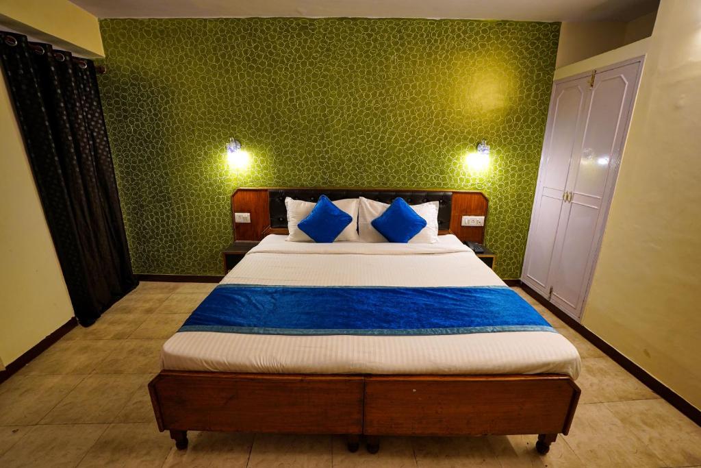 Postel nebo postele na pokoji v ubytování Hotel Atithi Mall Road