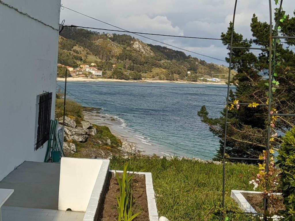 una casa con vistas a la playa en Casa Montelouro, en Muros
