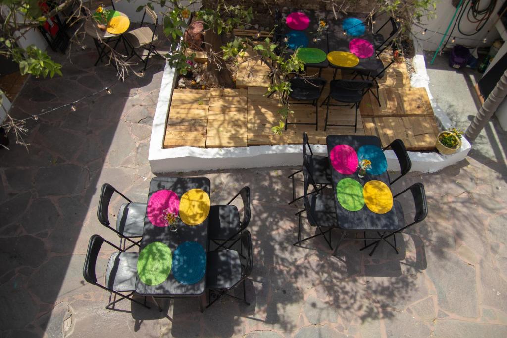 eine Aussicht über Stühle und Tische mit farbenfroher Dekoration in der Unterkunft PATIO Alojamiento in San Miguel de Allende