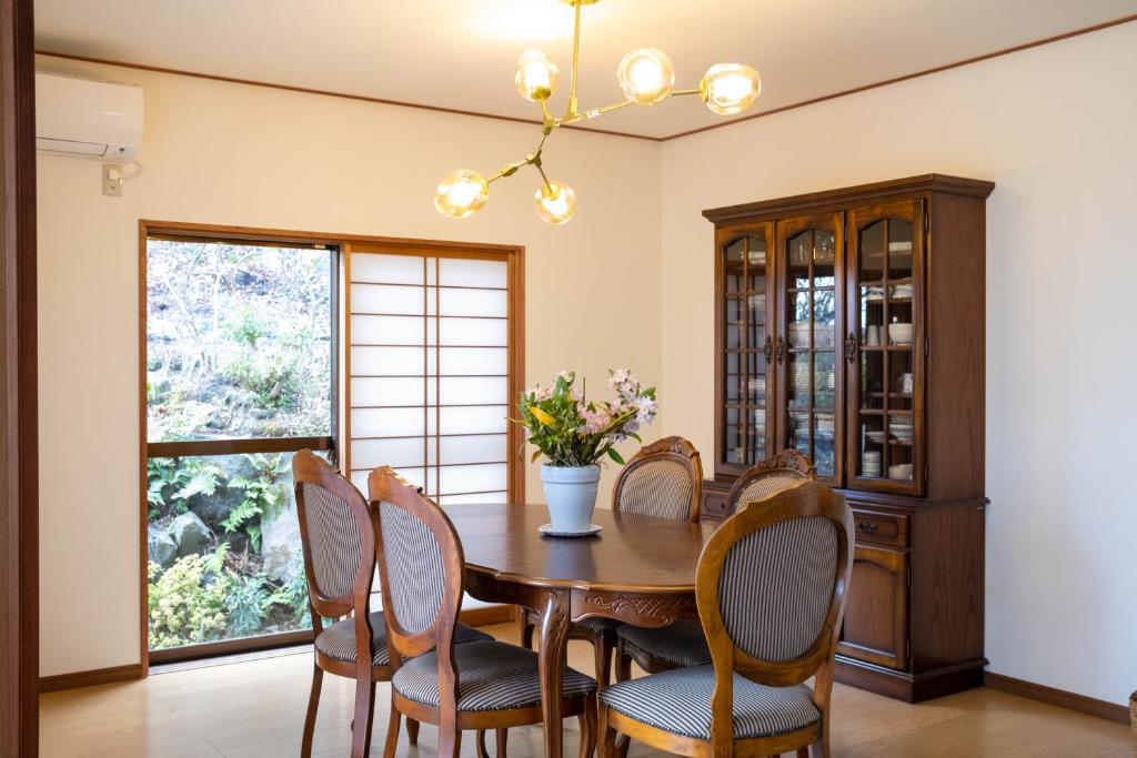 Posezení v ubytování 伊豆高原 温泉付別荘 ISANA Mountain Villa - BBQ, Pizza Oven & Hotsprings