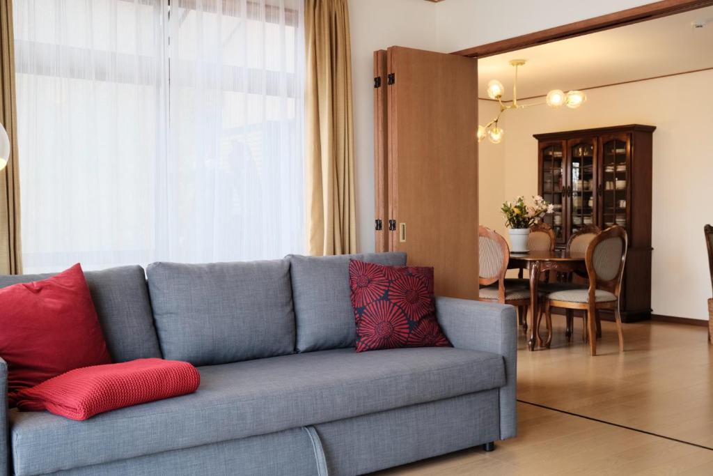 Posezení v ubytování 伊豆高原 温泉付別荘 ISANA Mountain Villa - BBQ, Pizza Oven & Hotsprings
