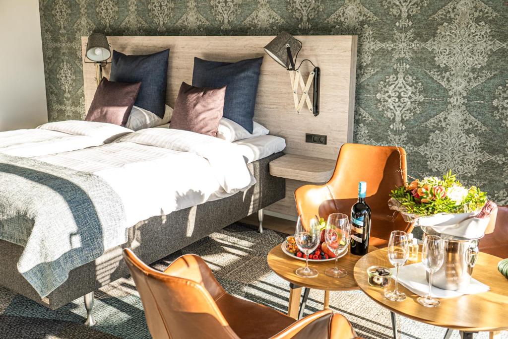 2 camas en una habitación de hotel con mesa y sillas en HimmerLand en Gatten