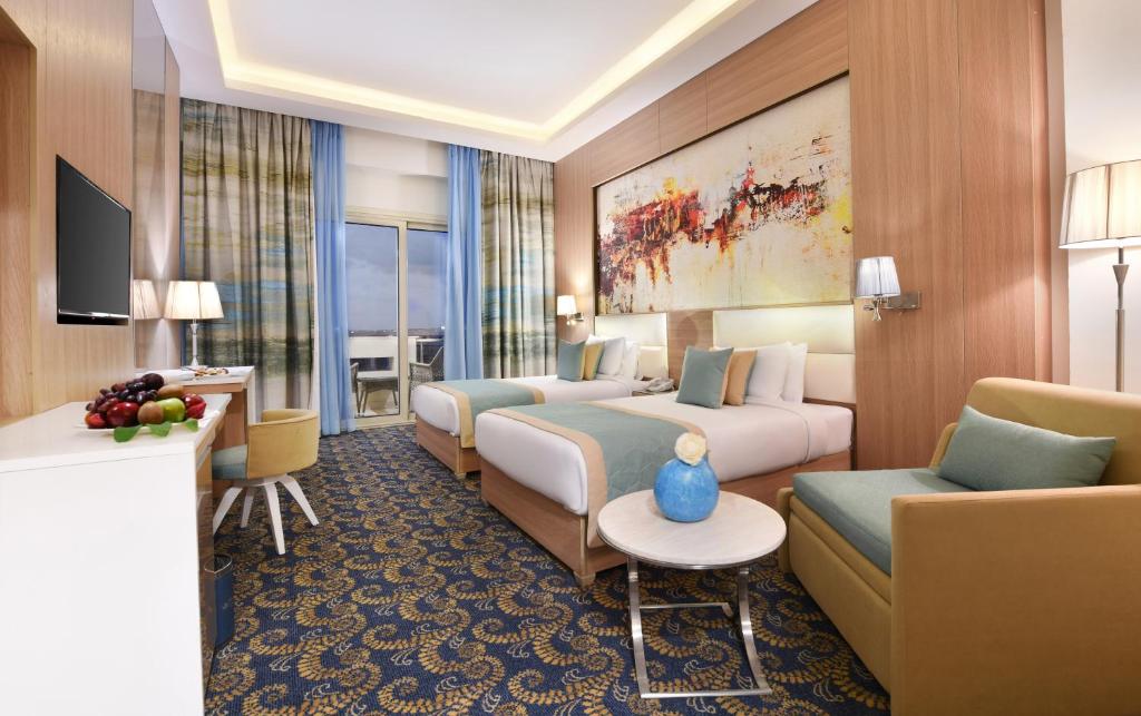 TV a/nebo společenská místnost v ubytování Tolip Gardens Hotel