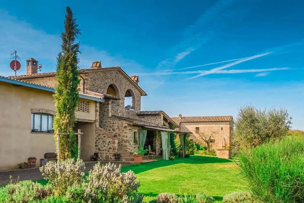 - une vue sur l'extérieur d'une maison avec une cour dans l'établissement Agriturismo MONSOLE - Montalcino, à Montalcino