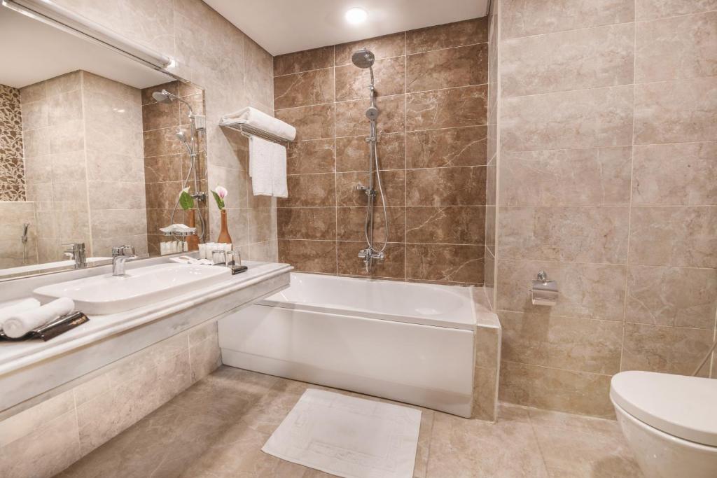 Koupelna v ubytování Tolip Gardens Hotel