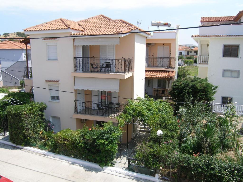 - Vistas a un edificio desde la calle en Efi Apartments (ΕΦΗ), en Mirina