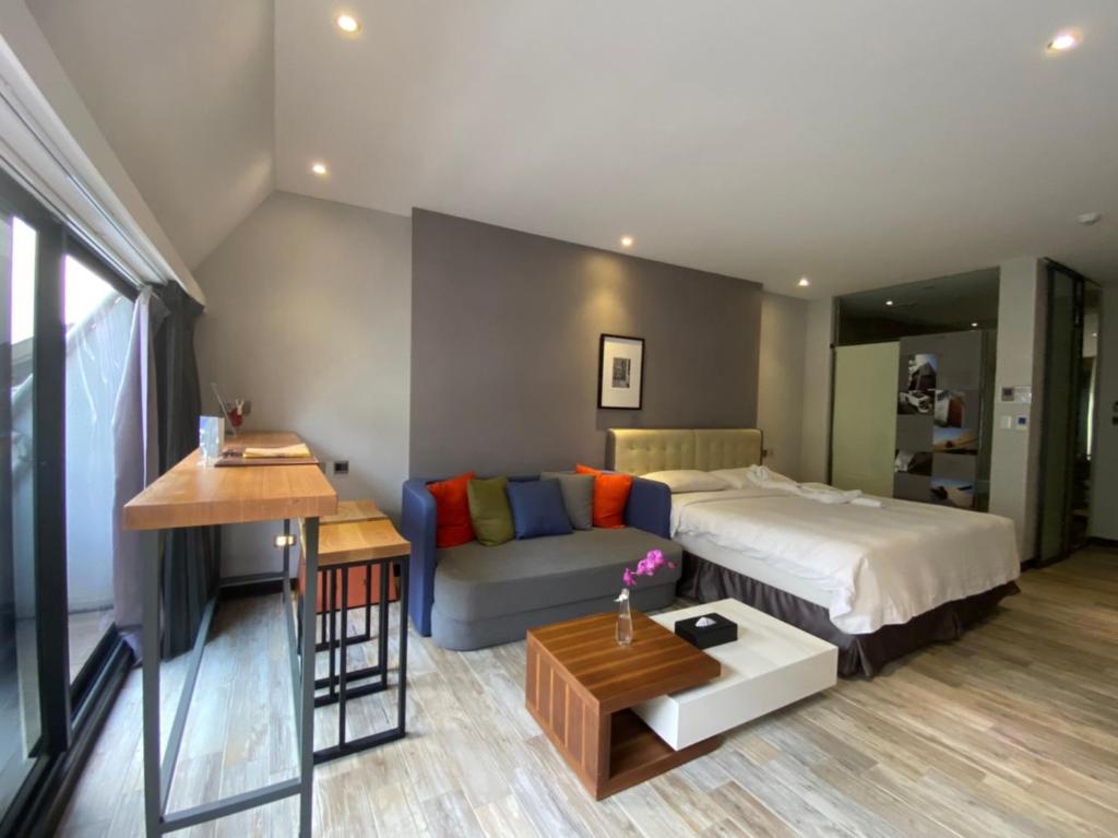 Postel nebo postele na pokoji v ubytování 3 Door Hotel
