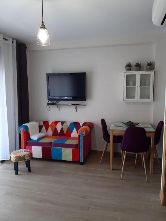 Telewizja i/lub zestaw kina domowego w obiekcie Sunny Seaside Escape in Aguadulce
