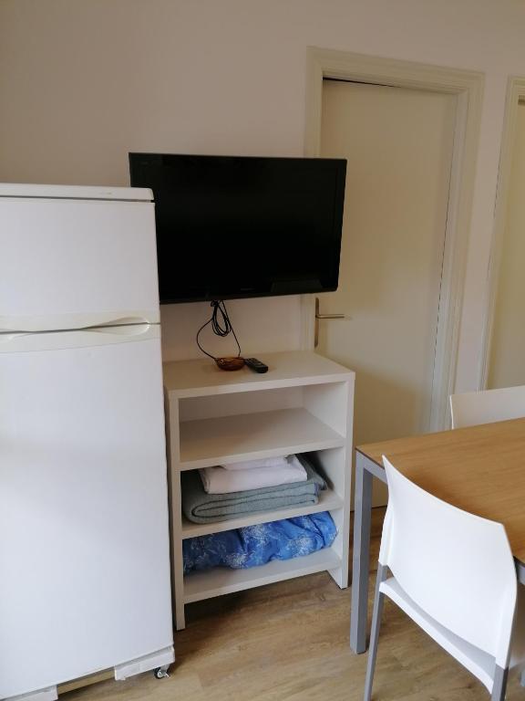 Televízia a/alebo spoločenská miestnosť v ubytovaní Apartamentos Regollera