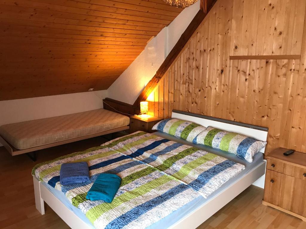 ein Bett mit zwei Kissen auf einem Zimmer in der Unterkunft Guest house Pizzeria Pazza da Gianni in Stein am Rhein