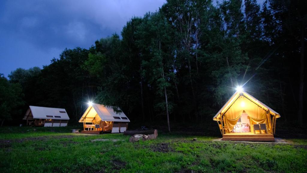 Fotografie z fotogalerie ubytování Глемпінг Шатро v destinaci Ulʼyaniki