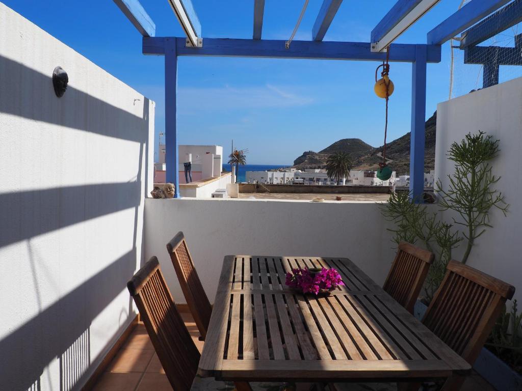 drewniany stół z kwiatami na balkonie w obiekcie Apartamento Del Mar Las Negras w mieście Las Negras