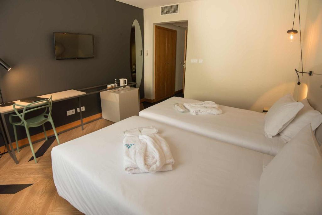 Postel nebo postele na pokoji v ubytování Azoris Angra Garden – Plaza Hotel