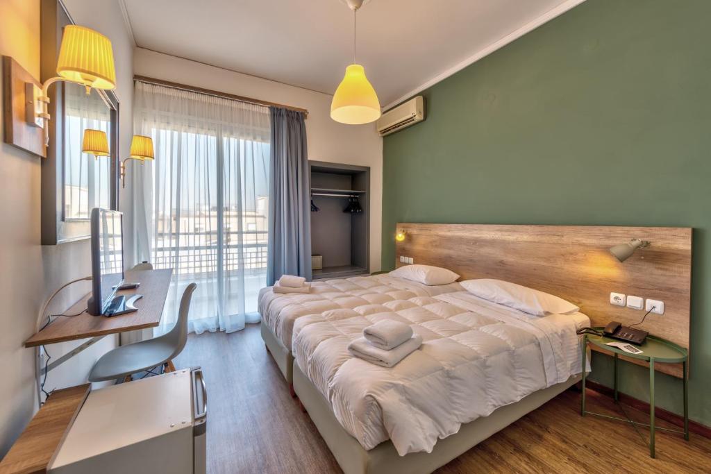 Alexios Hotel في يوانينا: غرفة نوم كبيرة مع سرير كبير ومكتب