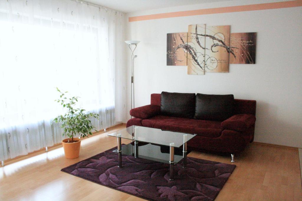 ein Wohnzimmer mit einem Sofa und einem Tisch in der Unterkunft Appartement Julija in Baden-Baden