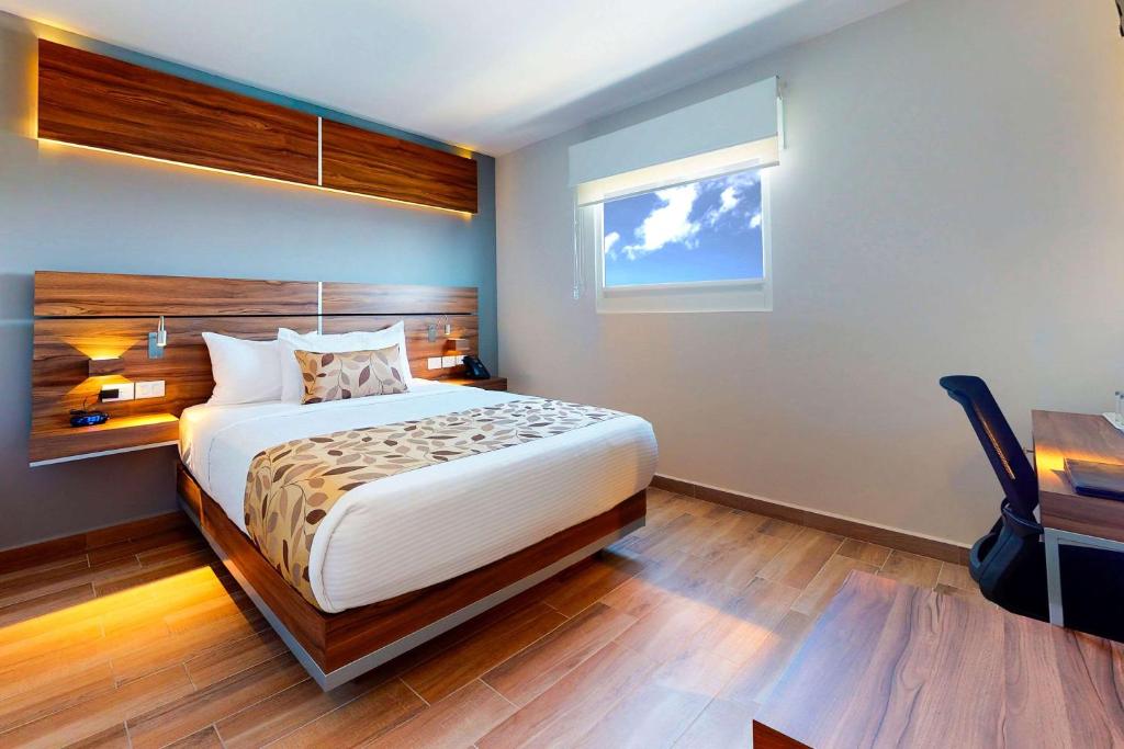 Postel nebo postele na pokoji v ubytování Sleep Inn Queretaro
