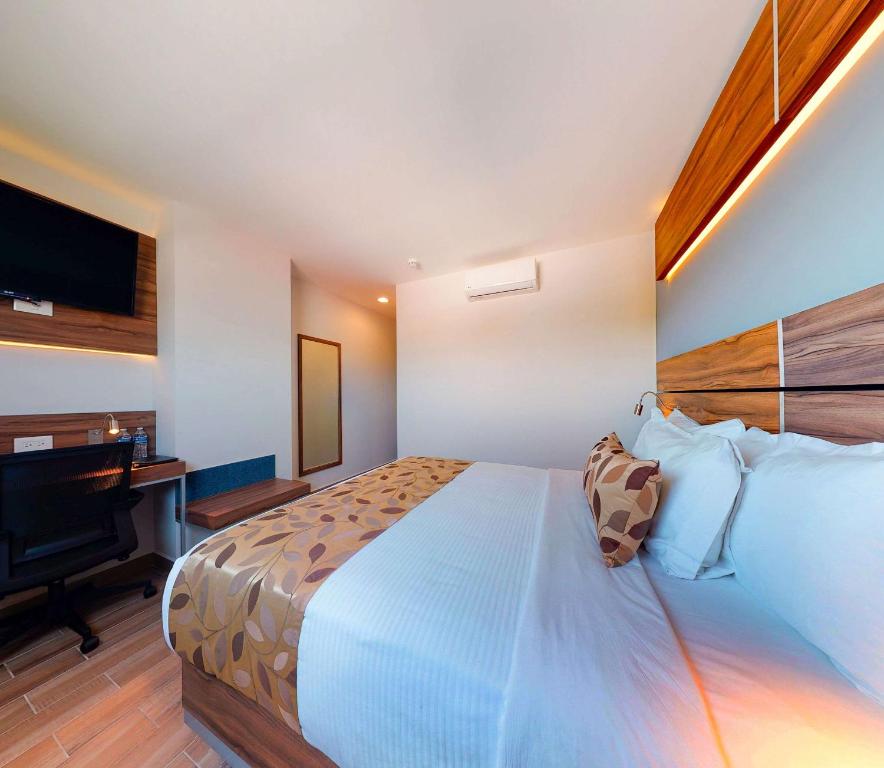 Postel nebo postele na pokoji v ubytování Sleep Inn Queretaro