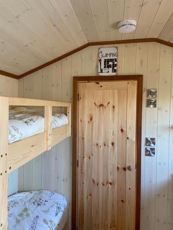 Postel nebo postele na pokoji v ubytování Riverwood Farms Shepherds Hut