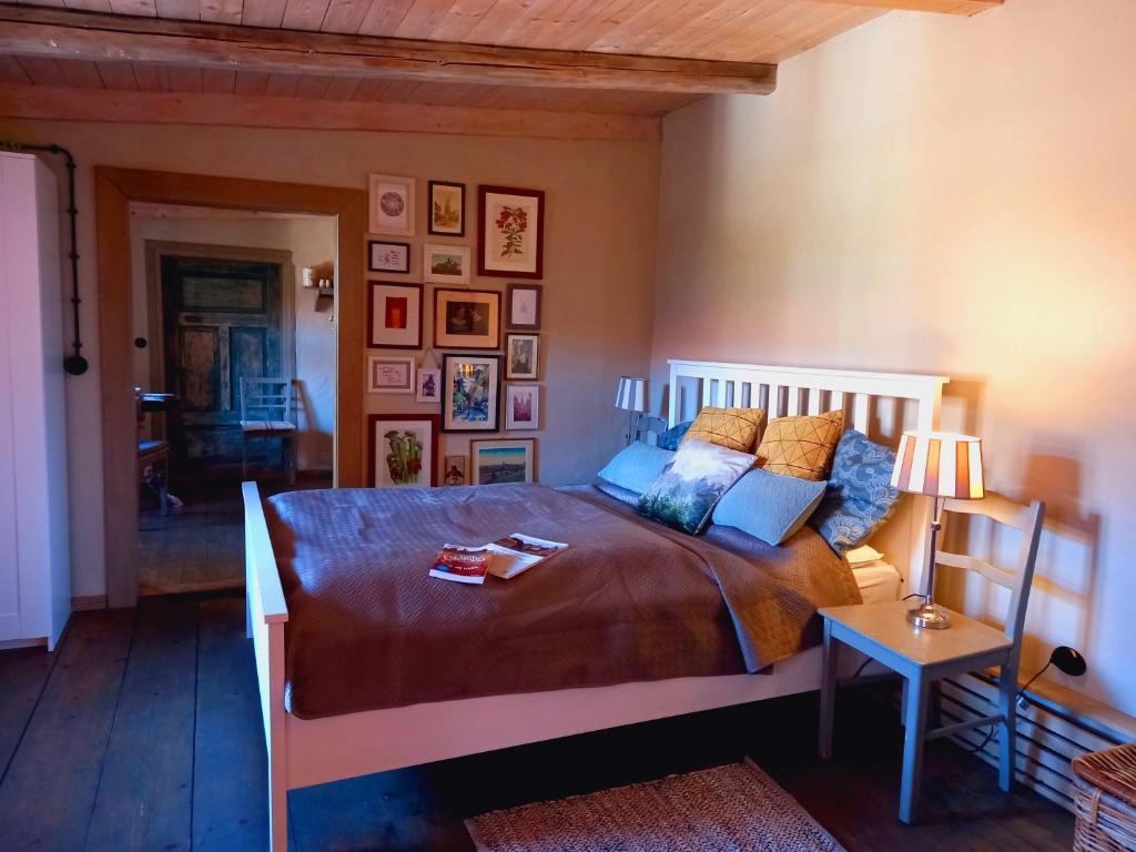 ein Schlafzimmer mit einem großen Bett und Bildern an der Wand in der Unterkunft Apartment Silberne Lilie in Quedlinburg