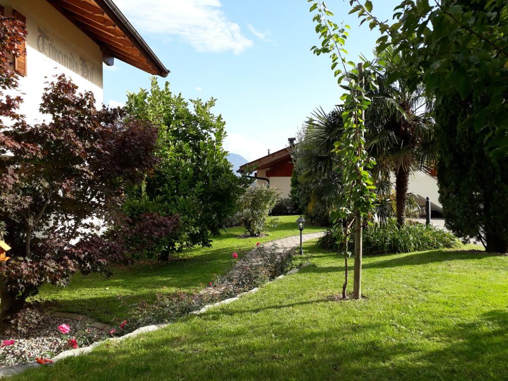 Vonkajšia záhrada v ubytovaní Törggelehof