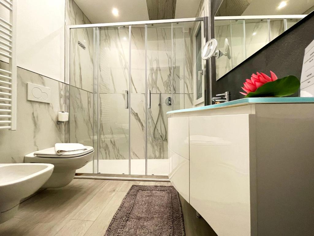 A bathroom at Blue House Varenna