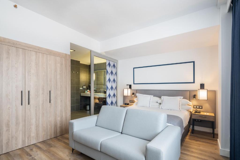 Postel nebo postele na pokoji v ubytování Hotel LIVVO Fataga
