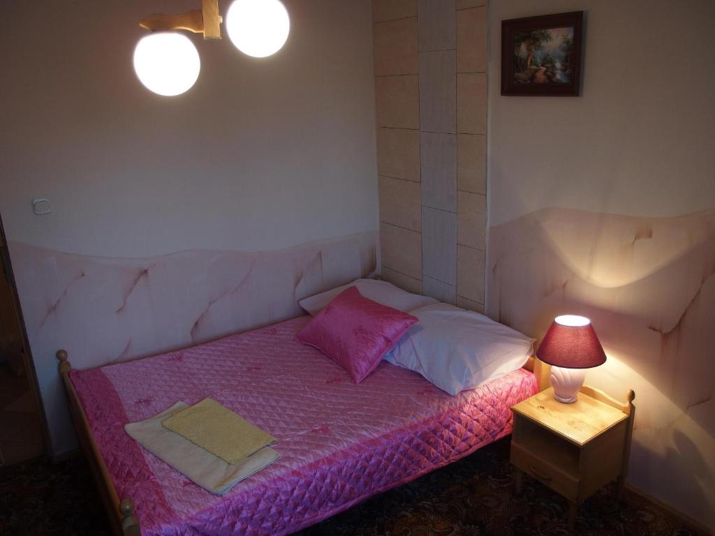 Łóżko lub łóżka w pokoju w obiekcie Hotelik Centrum