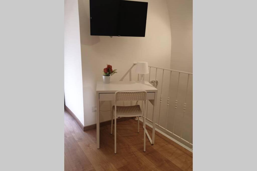 A television and/or entertainment centre at Appartamento VITTORIA