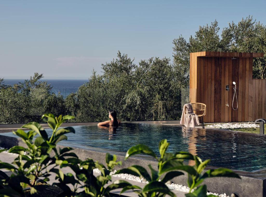 una mujer en la piscina de una casa en Galena Verde Luxury Villas, By ThinkVilla, en Akrotiri