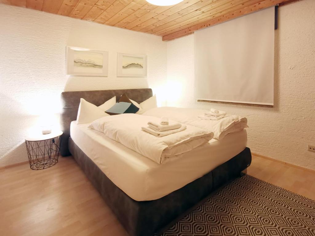 um quarto com uma cama grande num quarto em The Seefeld Retreat - Central Family Friendly Chalet - Mountain Views em Seefeld in Tirol