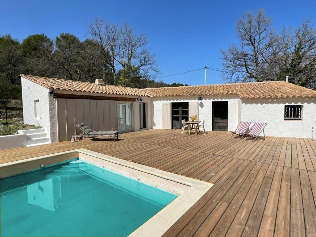 una casa con terrazza in legno e piscina di Mas de la Pivoine a Le Puy-Sainte-Réparade