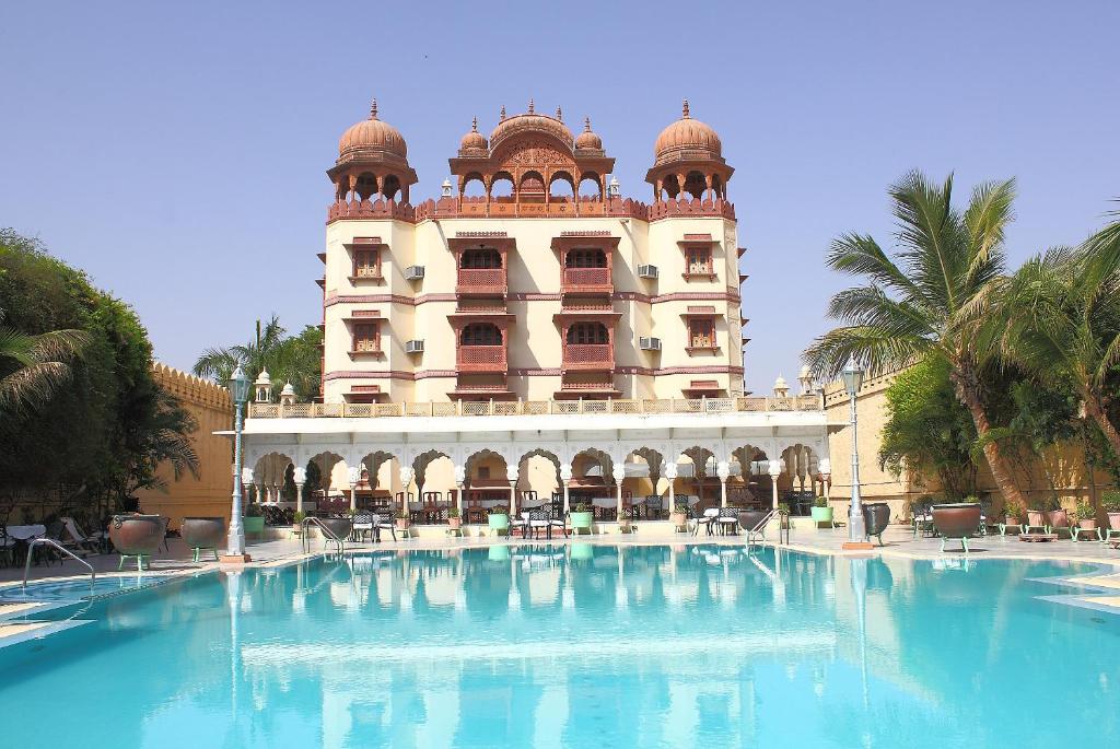 une grande piscine en face d'un bâtiment dans l'établissement Jagat Palace, à Pushkar