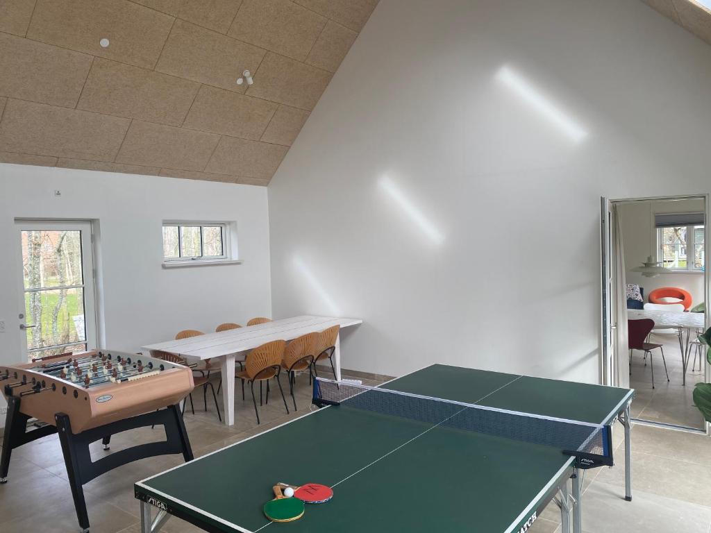 Stolní tenis v ubytování Langø Feriecenter - Garden View nebo okolí