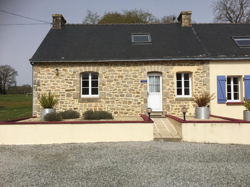 a stone house with plants in front of it at Gite de kermoel, Hoedic in Kernascléden