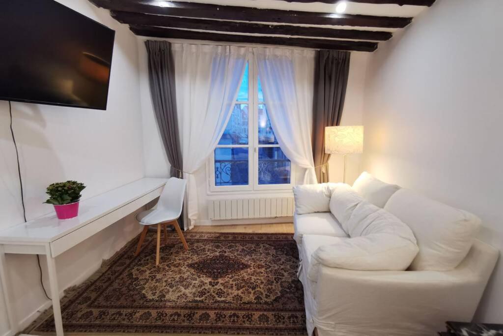 uma sala de estar com um sofá branco e uma janela em Wei&Pei Apartment - Hypter Center St Germain En Laye 3min RER em Saint-Germain-en-Laye