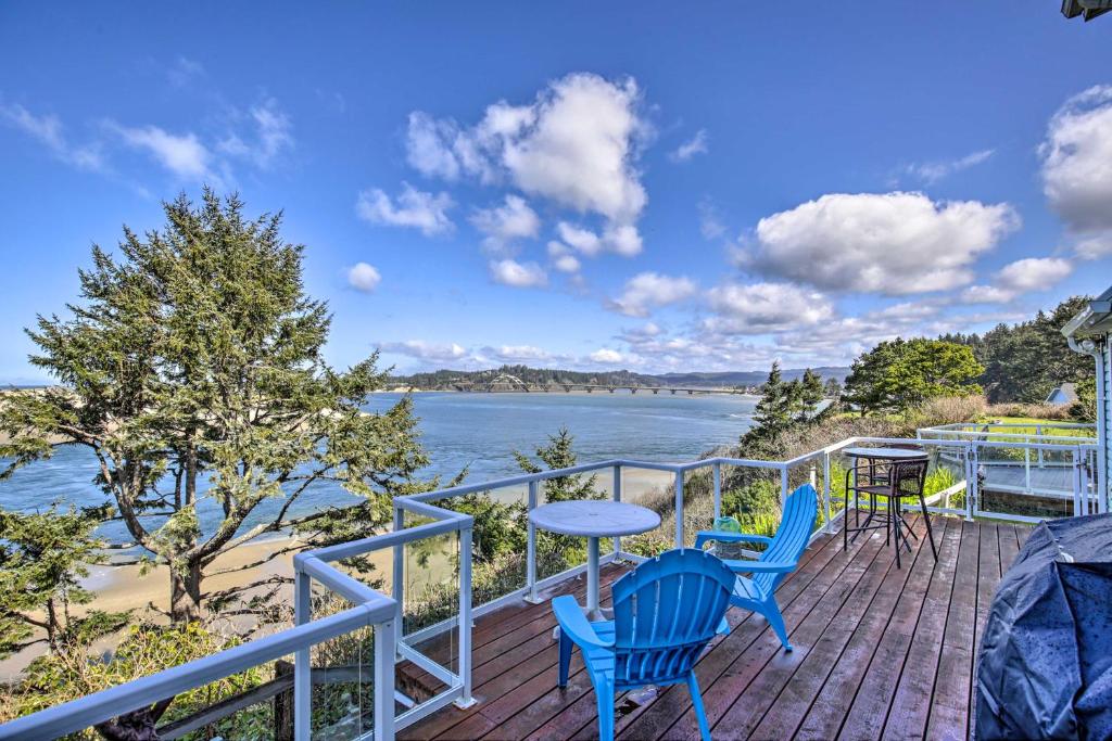 een terras met twee stoelen en een tafel en uitzicht op het water bij Waldport Beach House with Loft, Grill and Ocean Views! in Waldport
