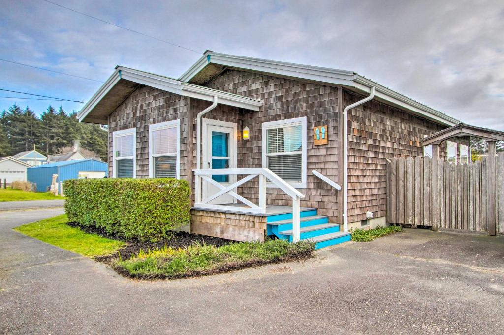 een huis met een blauwe deur en een hek bij Airy Coastal Escape with Deck - Steps to Beach! in Pacific Beach