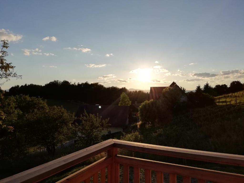 Východ nebo západ slunce při pohledu z prázdninového domu nebo okolí