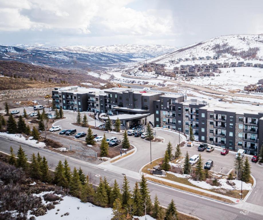 una vista aérea de un complejo de apartamentos en las montañas en Black Rock Mountain Resort en Park City