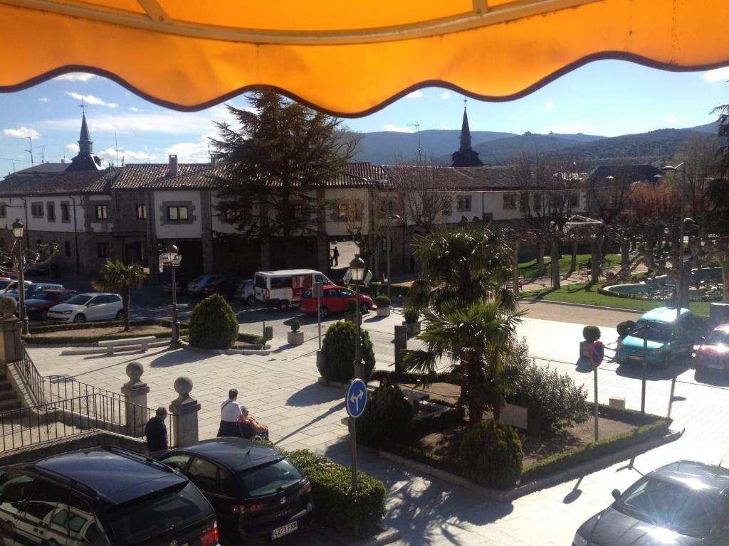 una vista desde una ventana de un estacionamiento en Hostal González, en Guadarrama