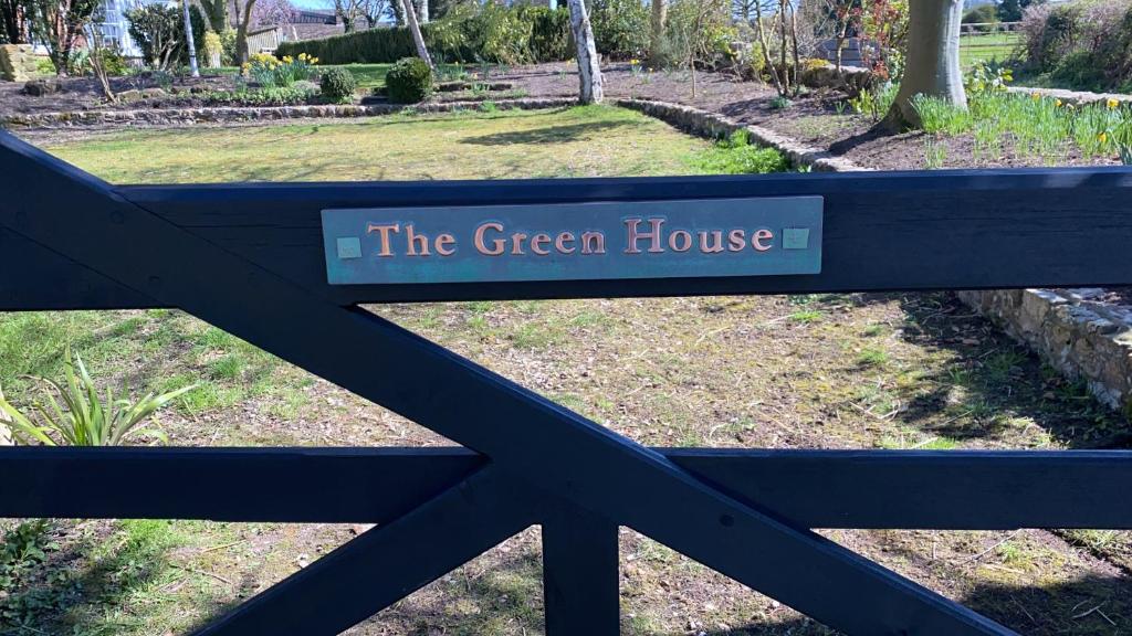un cartello che recita "la serra" su una panchina del parco di The Green House a Horncastle