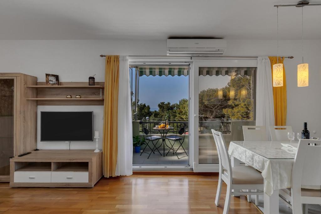 Televízia a/alebo spoločenská miestnosť v ubytovaní Apartment PINE FINE with FREE PARKING