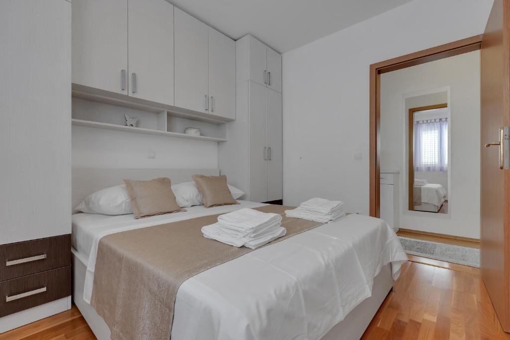 Posteľ alebo postele v izbe v ubytovaní Apartment PINE FINE with FREE PARKING