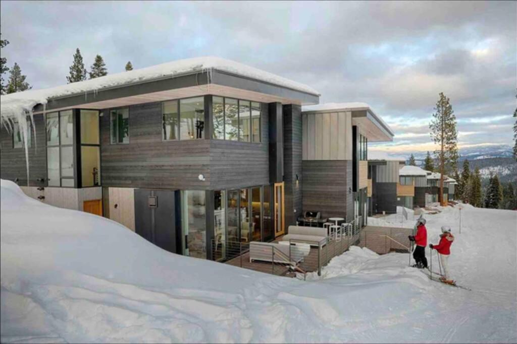Stellar Mountainside luxury ski-in-ski-out home. - Housity