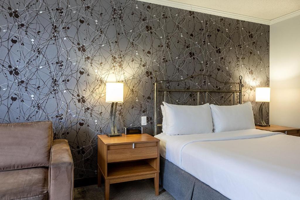 Postel nebo postele na pokoji v ubytování Hotel Chateau Bromont