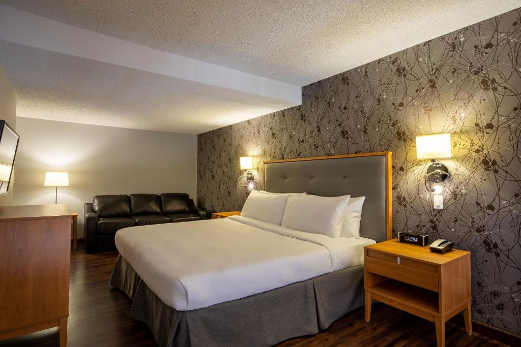 Postel nebo postele na pokoji v ubytování Hotel Chateau Bromont